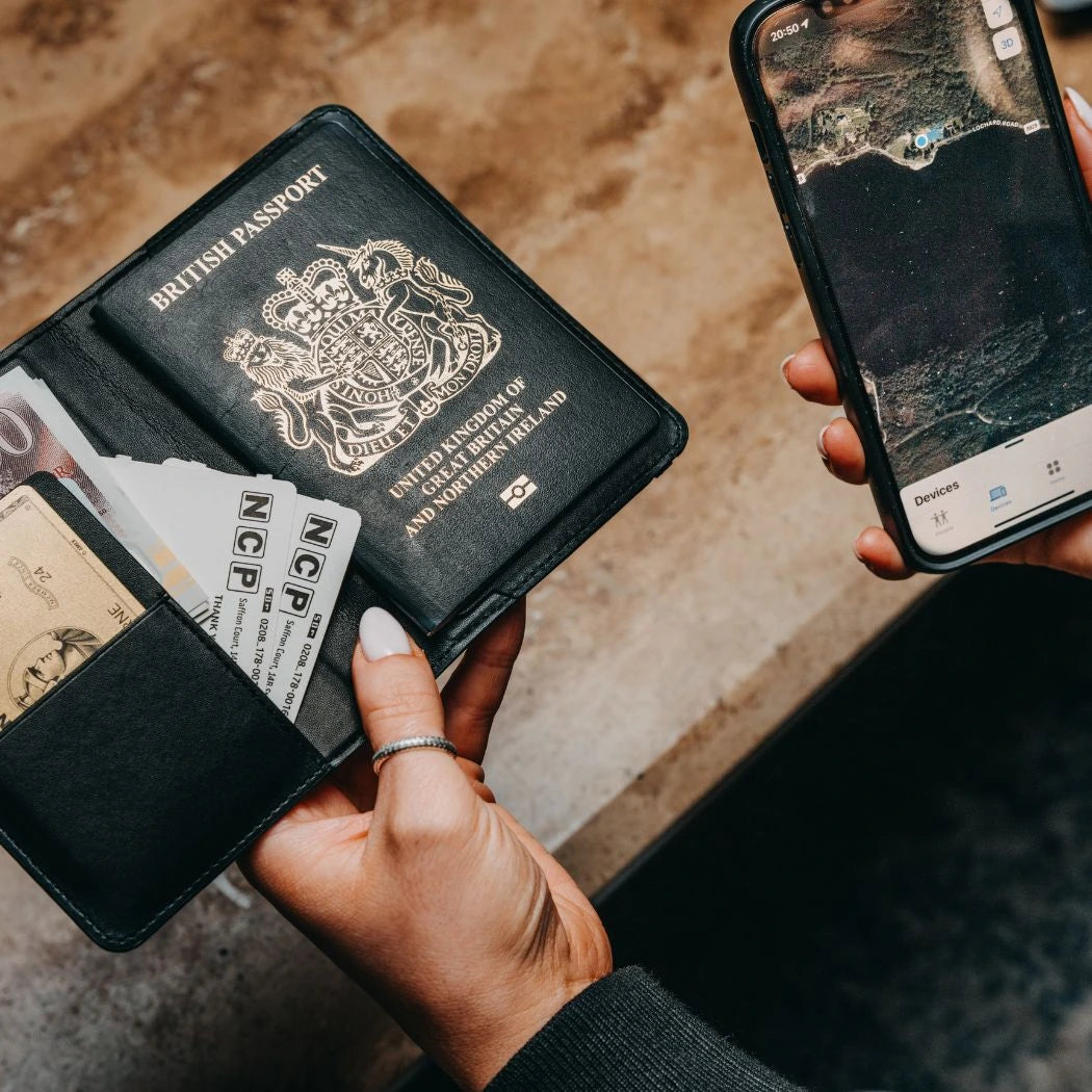 AirPass – Passport Wallet Compatible with Apple Find My™️