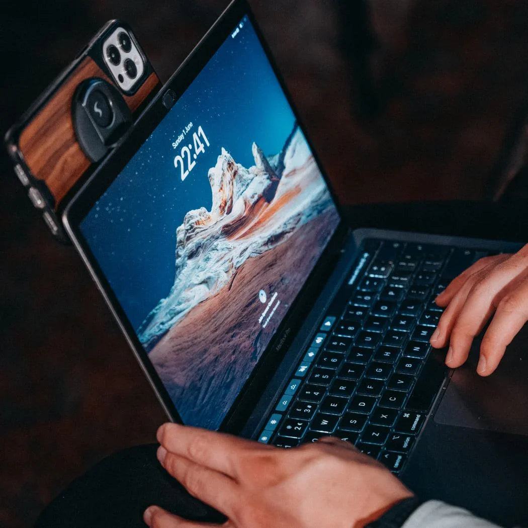 MagStand – Magnetic iPhone Mount for MacBook