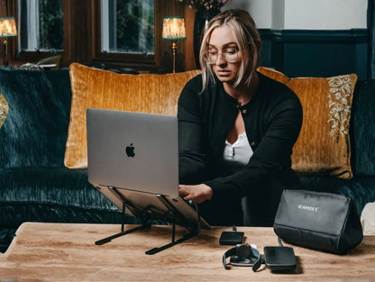 Work Anywhere Kit – Laptopständer, magnetische Powerbank & Reise-Ladegerät mit internationalen Steckern