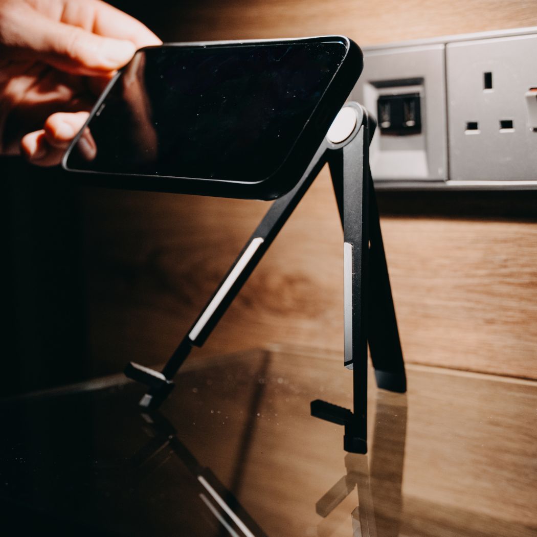 AirStand – Klappständer für iPad für ergonomische Arbeitsplätze